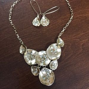 Necklace w/matching earrings